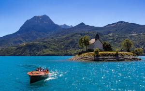 Bateau OutEmotion sur le lac de Serre Ponçon