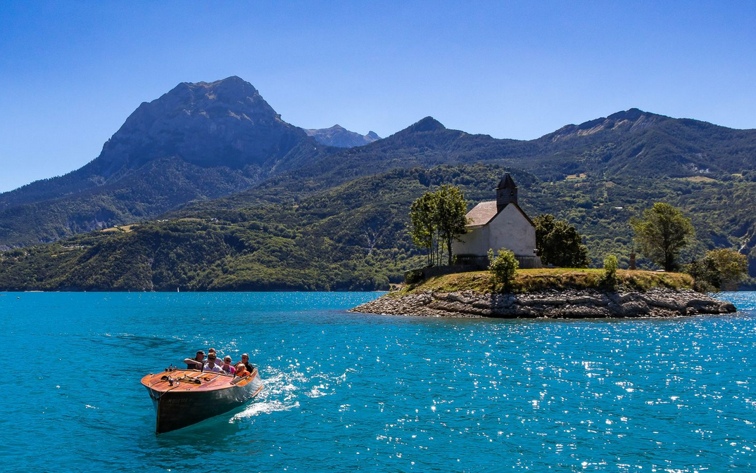 Bateau OutEmotion sur le lac de Serre Ponçon Bateau OutEmotion sur le lac de Serre Ponçon